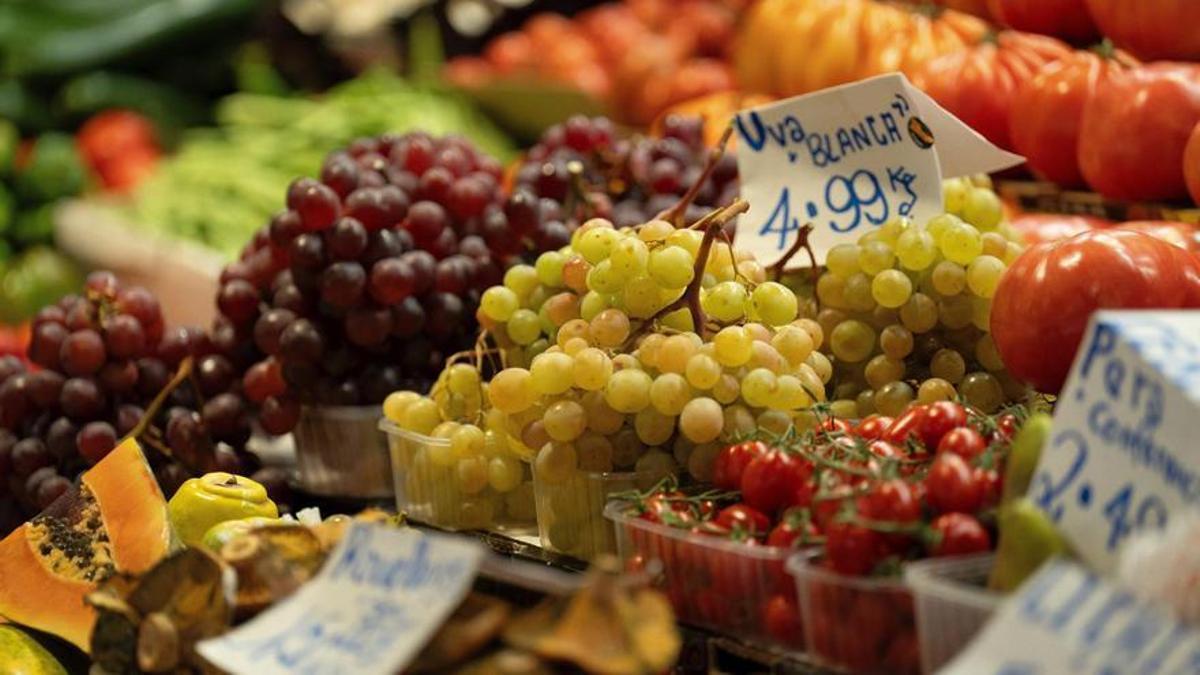 El preu del raïm en supermercats es dispara un 227% en dos mesos.