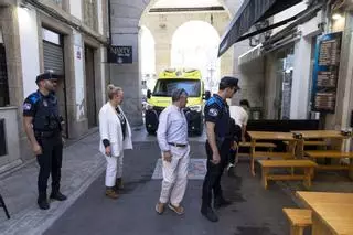 El Concello de A Coruña revisa que las terrazas de la hostelería cumplan con las chinchetas que miden los límites