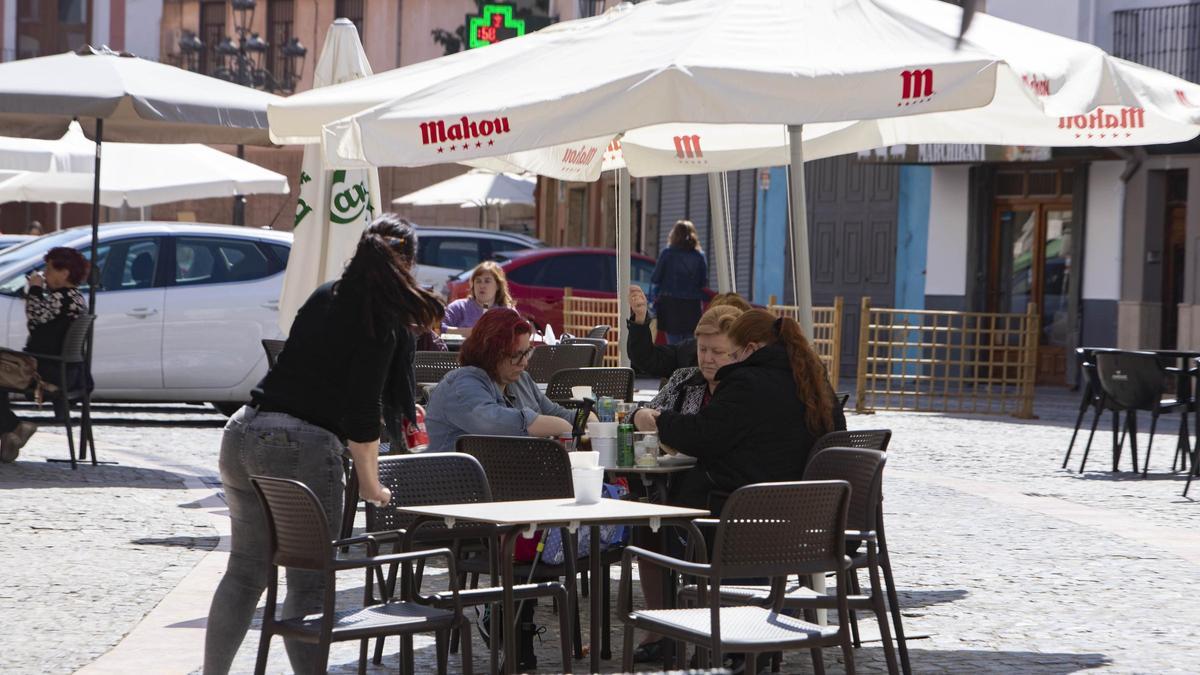 Una terraza hostelera en la plaça del Mercat.