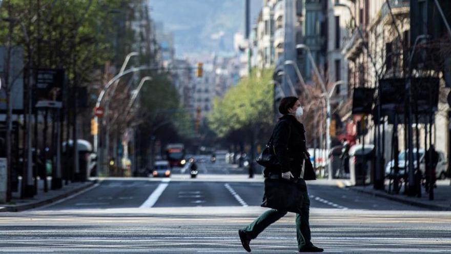 Una mujer camina por un centro de Barcelona semivacÃ­o.