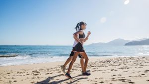 Un pareja de corredores en la playa