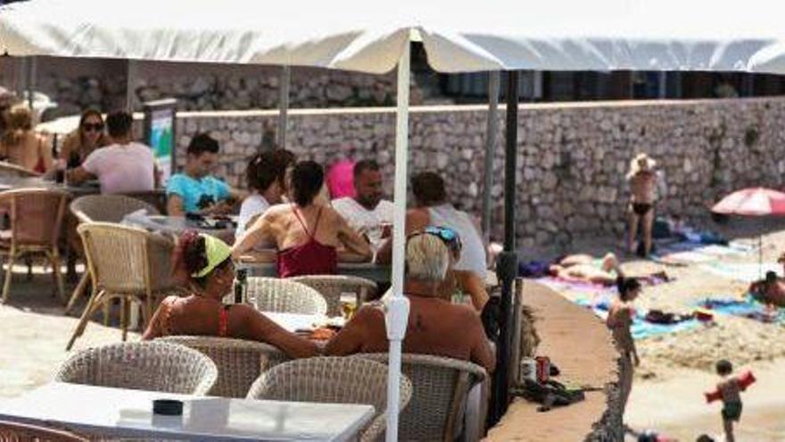 Turistas en una terraza de Portinatx a finales del pasado mes de agosto.