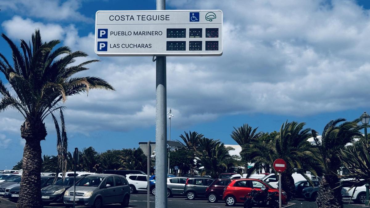 Sensor de plazas de aparcamiento ubicado en el aparcamiento junto al Pueblo Marinero, en Costa Teguise