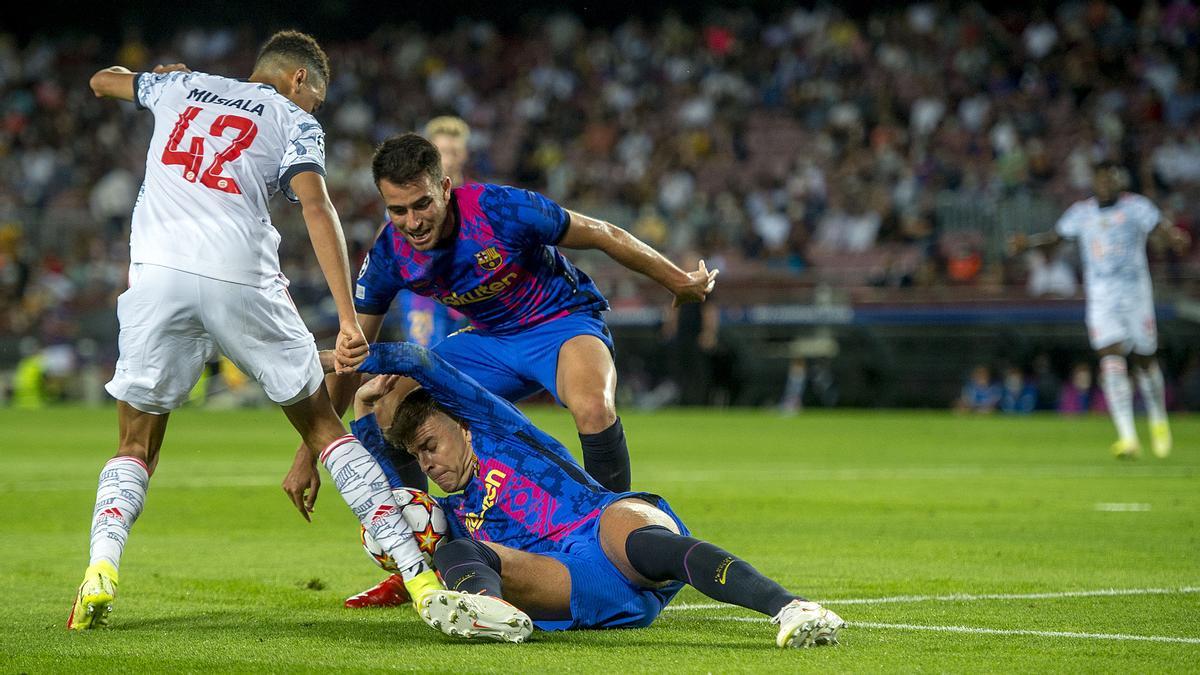 Piqué y Eric García defiende el balón ante la presión de Musiala