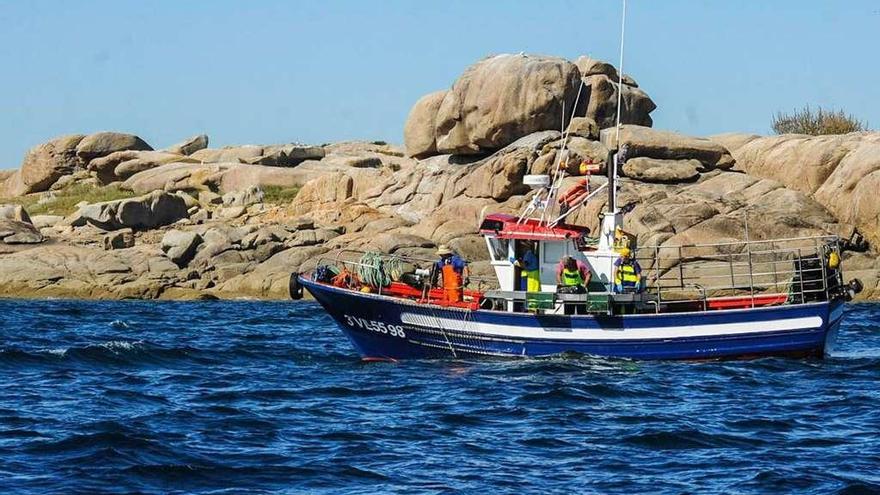 Un barco captura pulpo en una ría gallega.