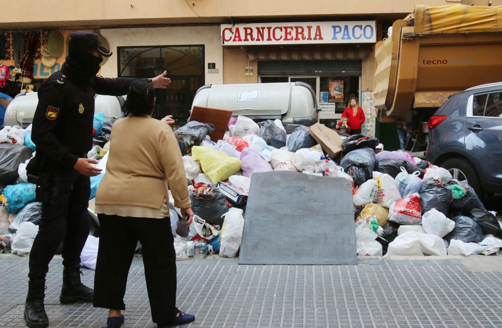 Recogida de residuos en la calle Padre Coloma