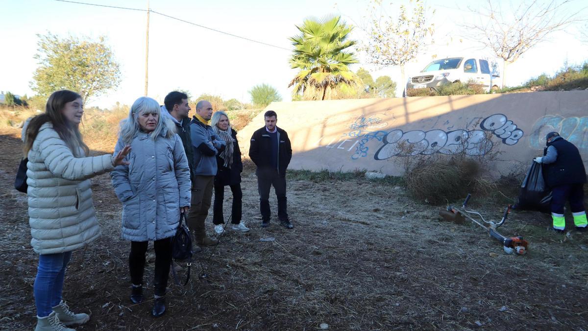 La alcaldesa de Bétera es testigo de cómo avanzan los trabajos de limpieza del barranco