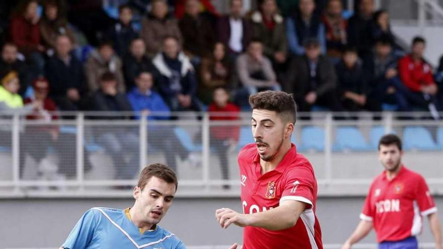 Un jugador del Choco conduce el balón durante un partido en Redondela. // Marta G. Brea