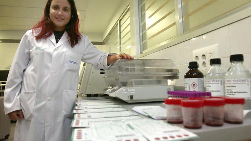 La doctora Raquel Yahyaoui Macías, la pasada semana en el Laboratorio de Metabolopatías del Materno Infantil que coordina.