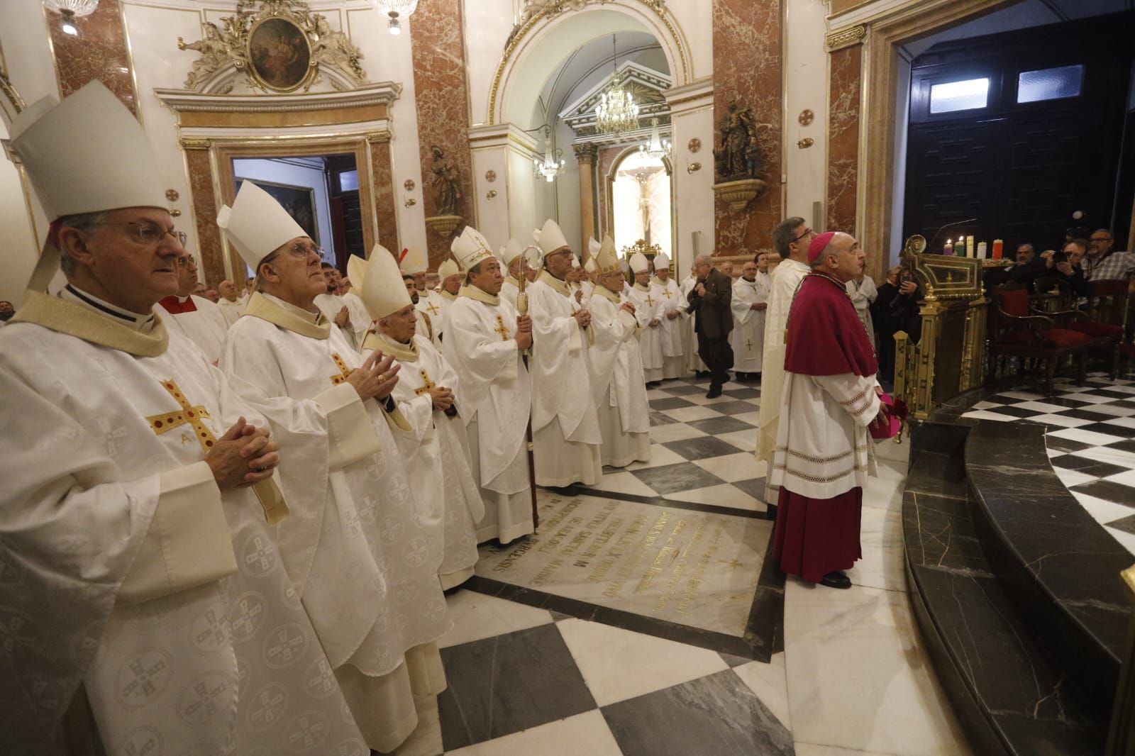 El nuevo arzobispo de València toma posesión en la catedral