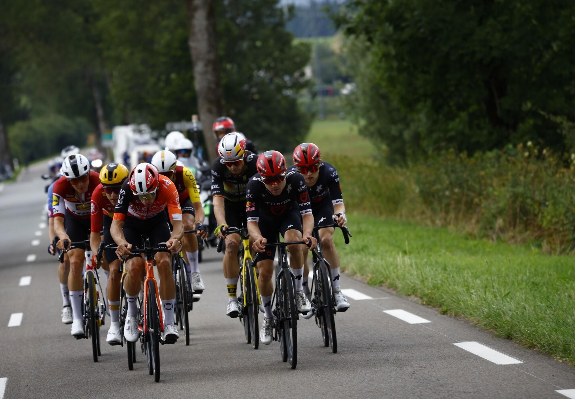 (France), 26/07/2025.- The break away group in action during the 20th stage of the Tour de France cycling race over 184.2km from Nantua to Pontarlier, France, 26 July 2025. (Ciclismo, Francia) EFE/EPA/MARTIN DIVISEK
