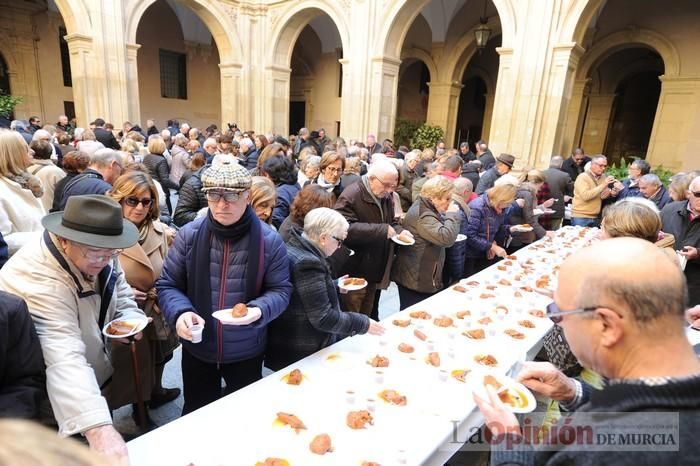 Reparto de boniatos en el Palacio Episcopal por San Fulgencio