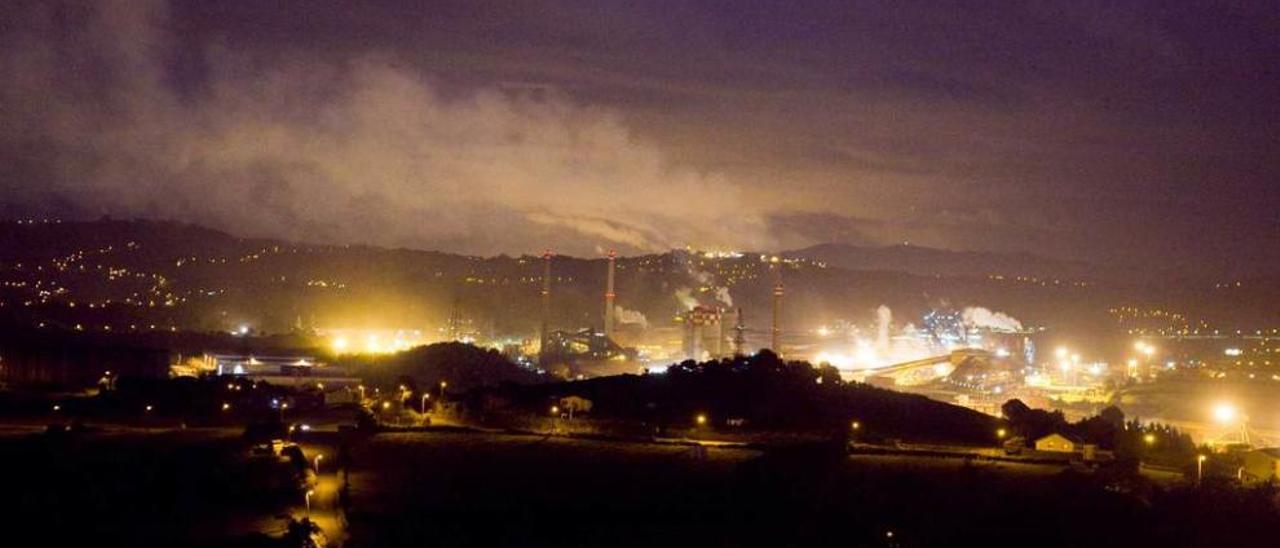 Vista nocturna de la factoría de Arcelor-Mittal en Veriña.