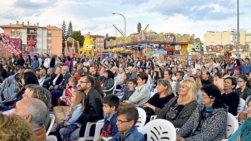 Asistentes a la Feria de Primavera de Cala Millor.