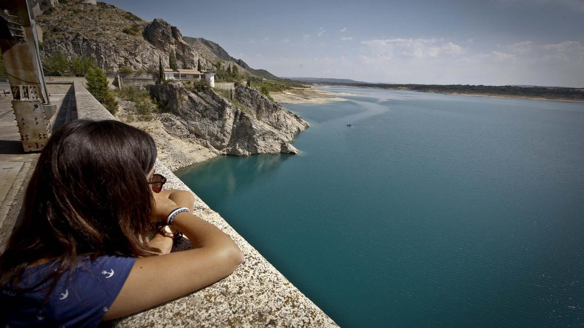 Embalse de Buendía, uno de los reservan agua para el Trasvase del Tajo-Segura, en el Alto Tajo