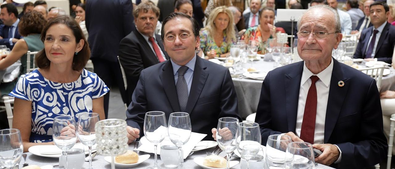 Reyes Maroto, José Manuel Albares y Francisco de la Torre, en el almuerzo sobre la candidatura de Málaga a la Expo 2027.