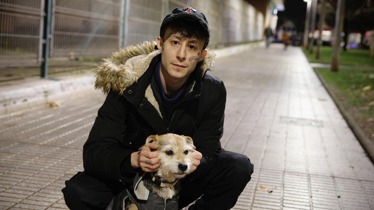 Jesús Julià Sierra, ayer, con su perro "Charly", en Pumarín.