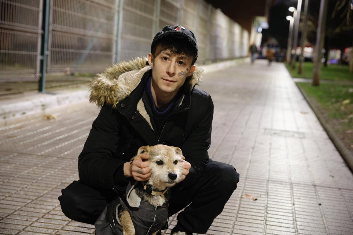Jesús Julià Sierra, ayer, con su perro "Charly", en Pumarín.