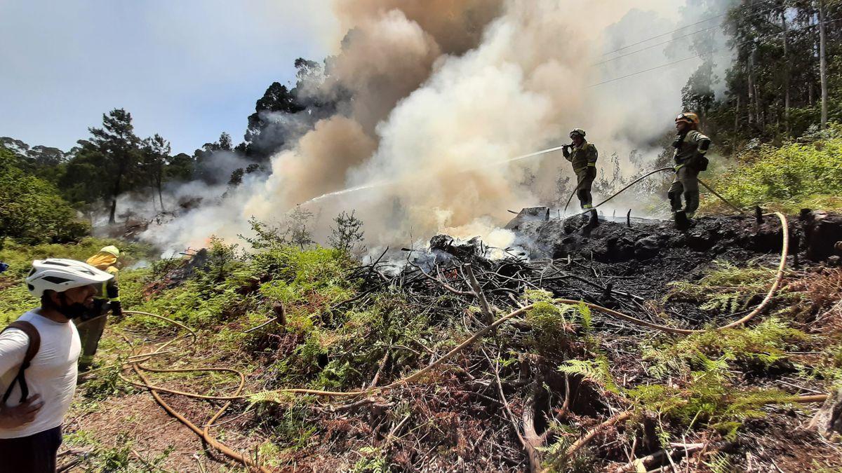 Así fue el incendio forestal en la zona de Pinténs, en Cangas