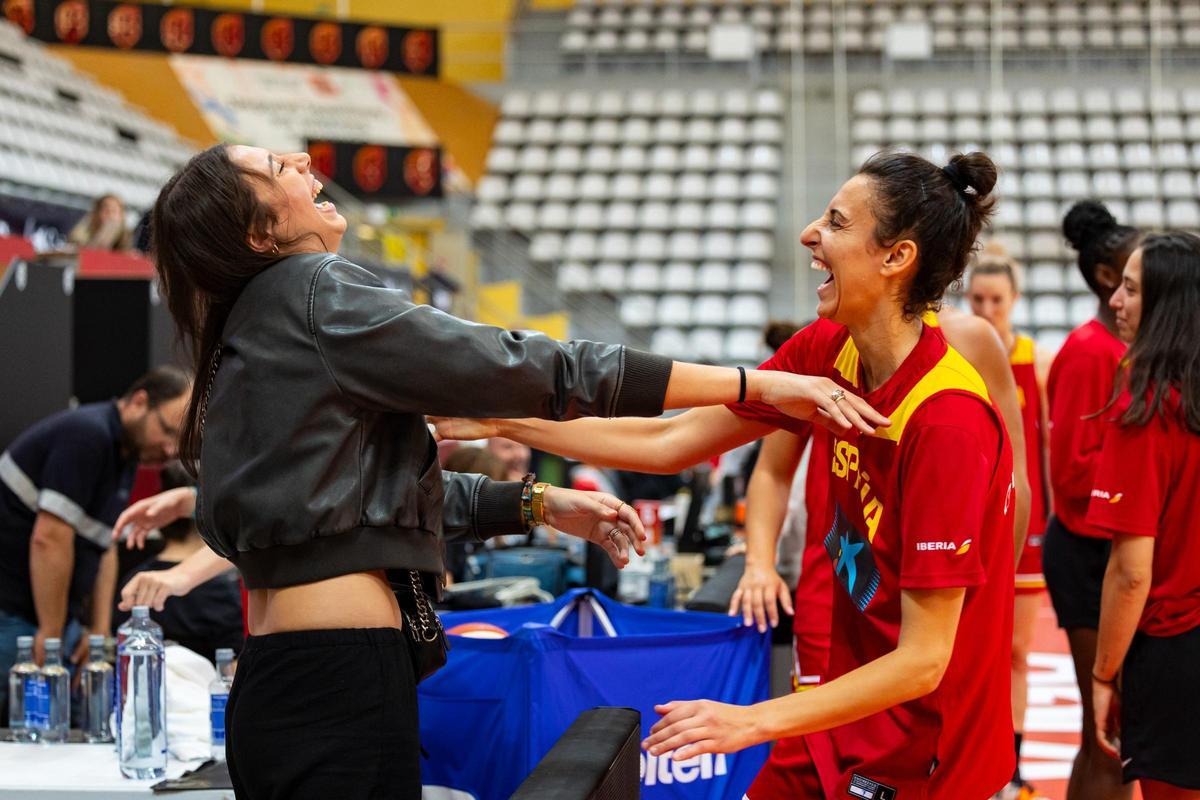 Raquel Carrera se abraza a Alba Torrens en Vigo