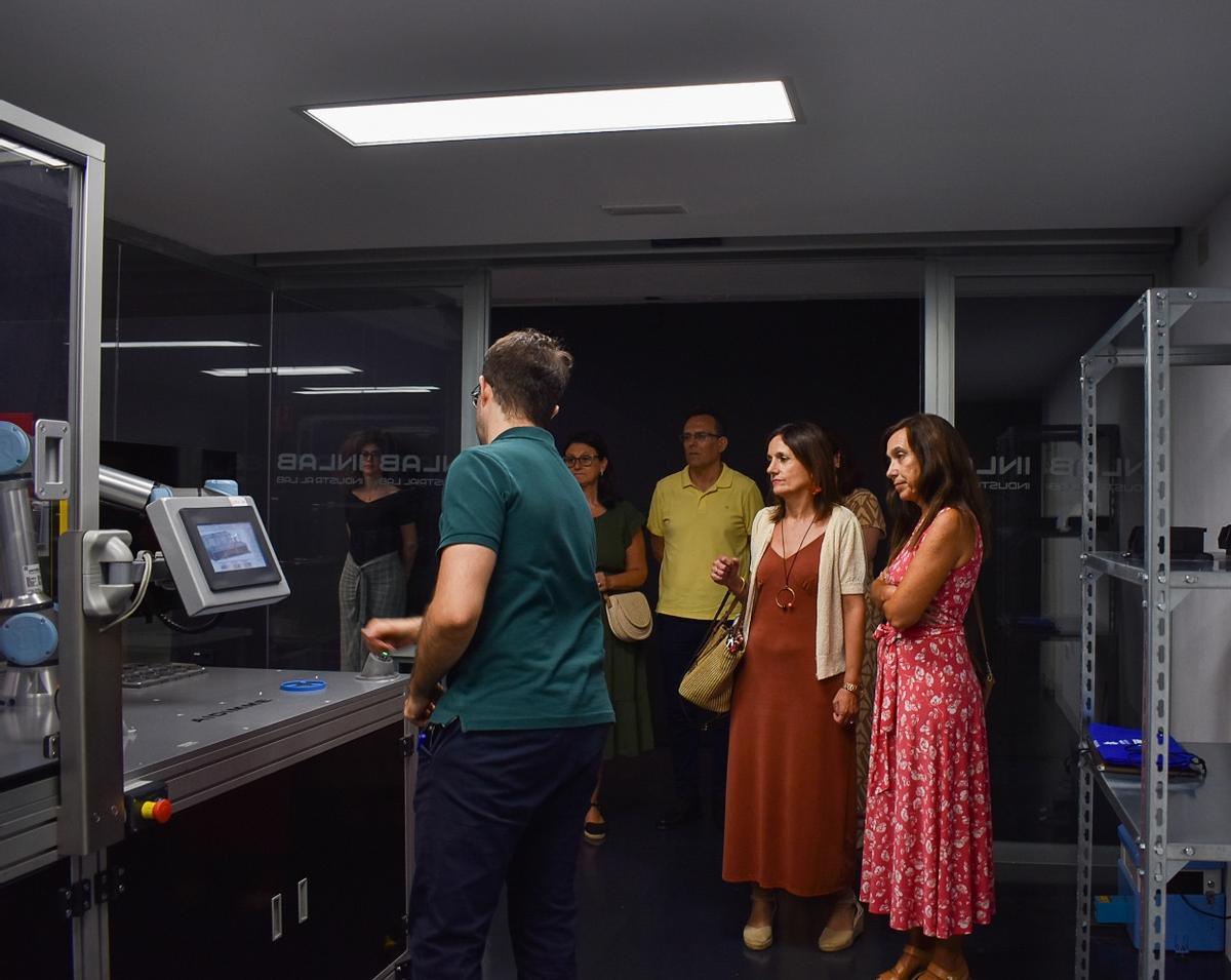 Rosa M. Aragonés, la nueva directora territorial de Innovación, Industria, Comercio y Turismo, en Industrial Lab, en su primera visita oficial en el cargo.