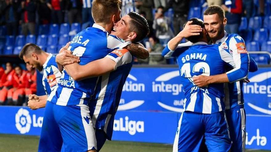 Los deportivistas celebran uno de los goles, ayer, ante el Málaga. // C. Pardellas