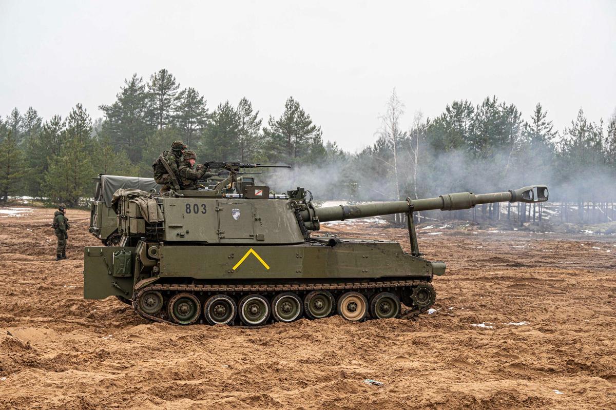 Un cañón autopropulsado español del Ejército participa en unos ejercicios en Letonia el pasado 13 de marzo.