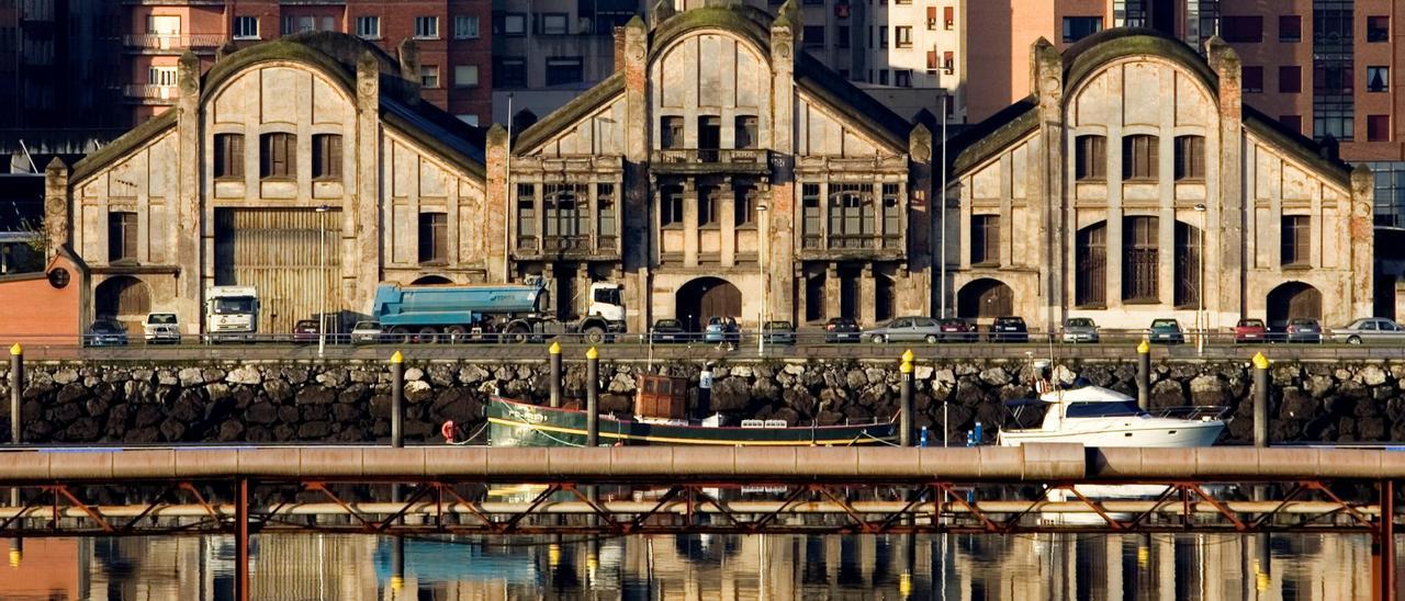 Las naves de Balsera, junto a la ría de Avilés.