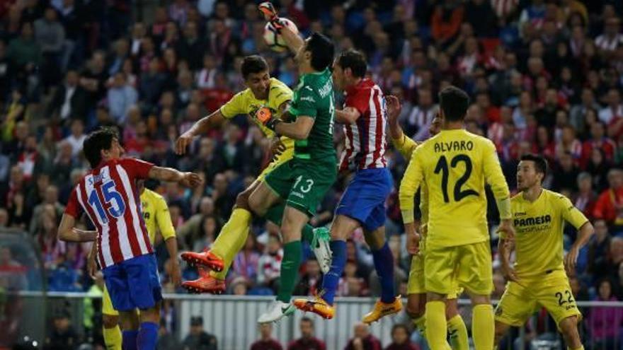 El meta del Villarreal fue fundamental contra el Atlético de Madrid.