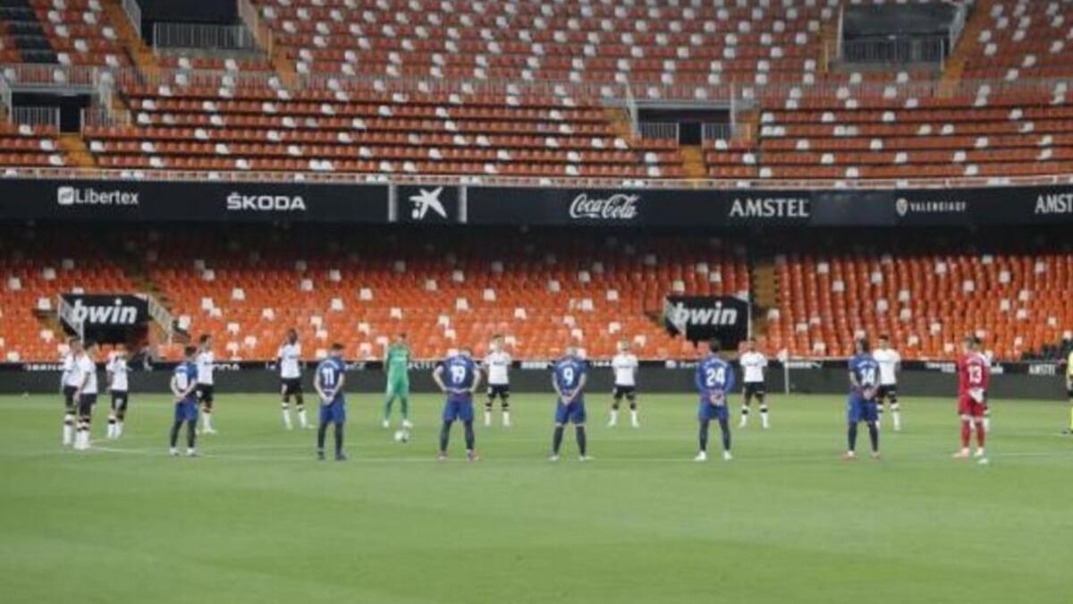 Minuto de silencio por las víctimas de la COVID-19 respetado en el derbi valenciano (Valencia–Levante), en Mestalla.