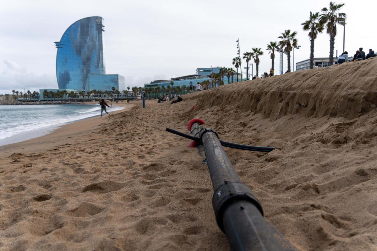 La tormenta Nelson se deja sentir en las playas de Barcelona con daños en el litoral y dejando al descubierto tuberías y espigones.
