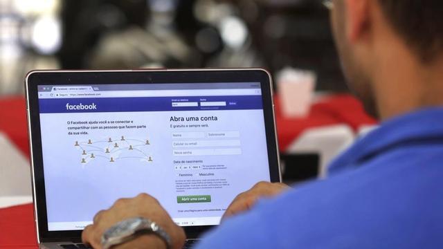 Un hombre entra en su página de Facebook en un restaurante en Brasilia, el 25 de julio del 2018.