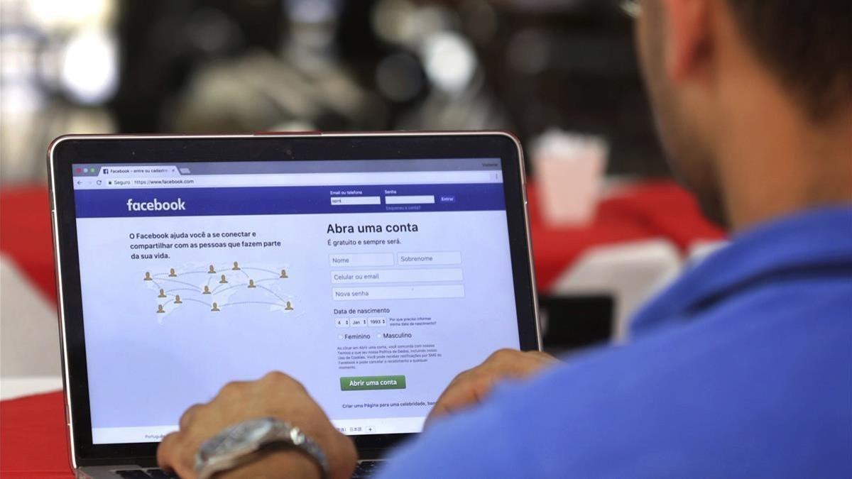 Un hombre entra en su página de Facebook en un restaurante en Brasilia, el 25 de julio del 2018.