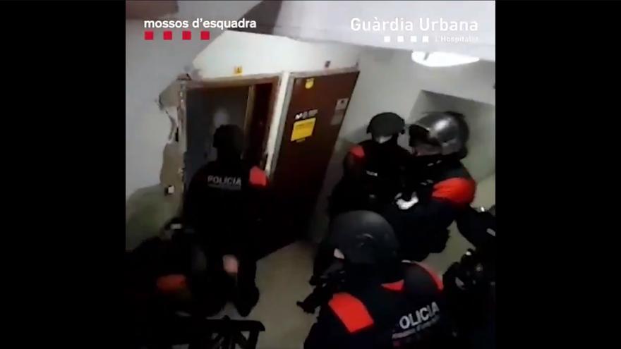 Los Mossos d'Esquadra con la Guardia urbana de l'Hospitalet detienen al responsable de una plantación de marihuana en un bloque de viviendas.