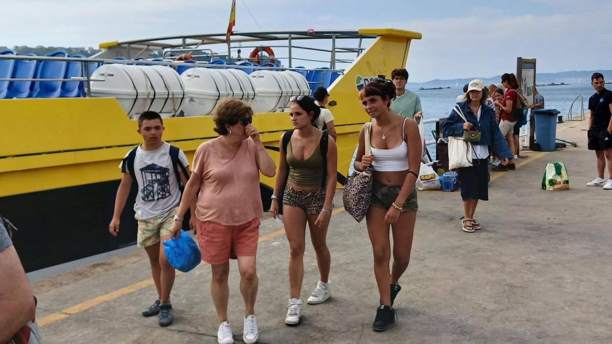 Pasajeros procedentes de la isla de Ons desembarcan este miércoles en el puerto de Bueu.