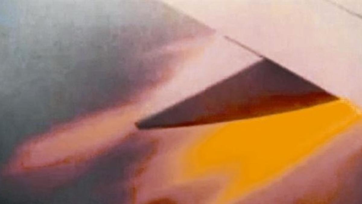 El motor del vuelo de Transaero en llamas, desde una ventanilla.