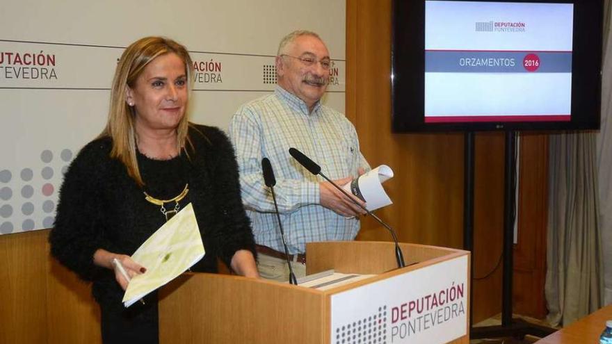 Carmela Silva y César Mosquera presentan ayer el presupuesto de la Diputación. // Rafa Vázquez