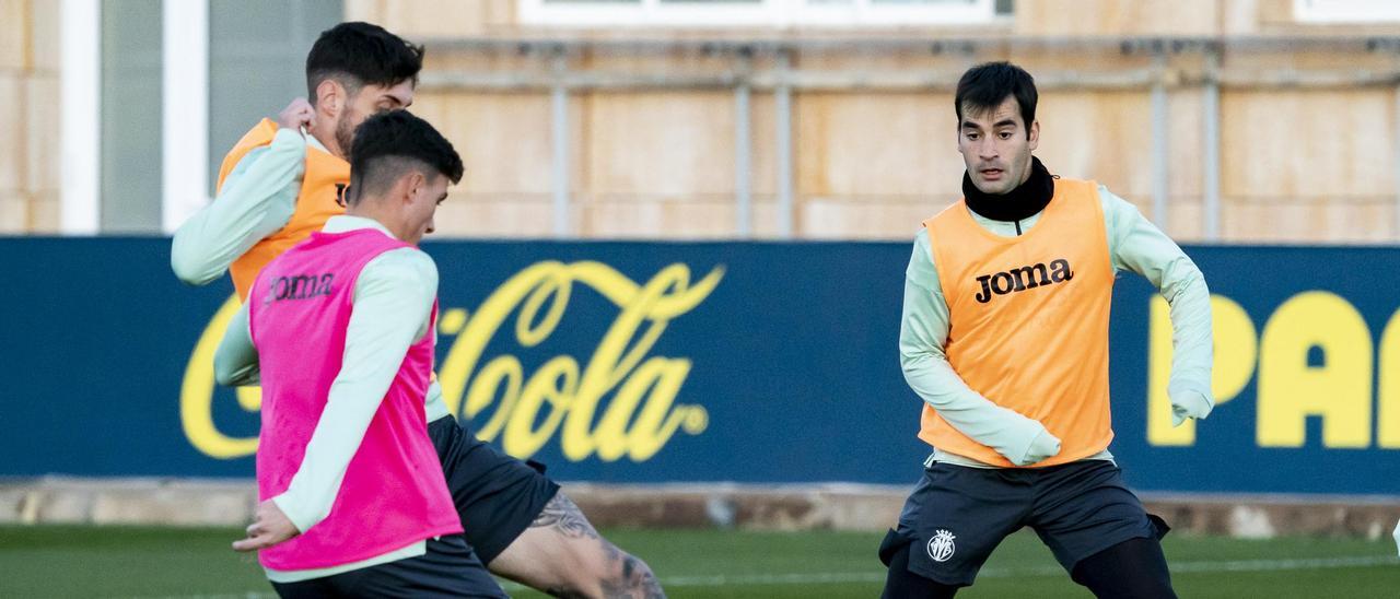 Los jugadores del Villarreal, reforzados con algunos del filial, realizaron ayer por la tarde la última sesión preparatoria previa al encuentro contra el Girona.