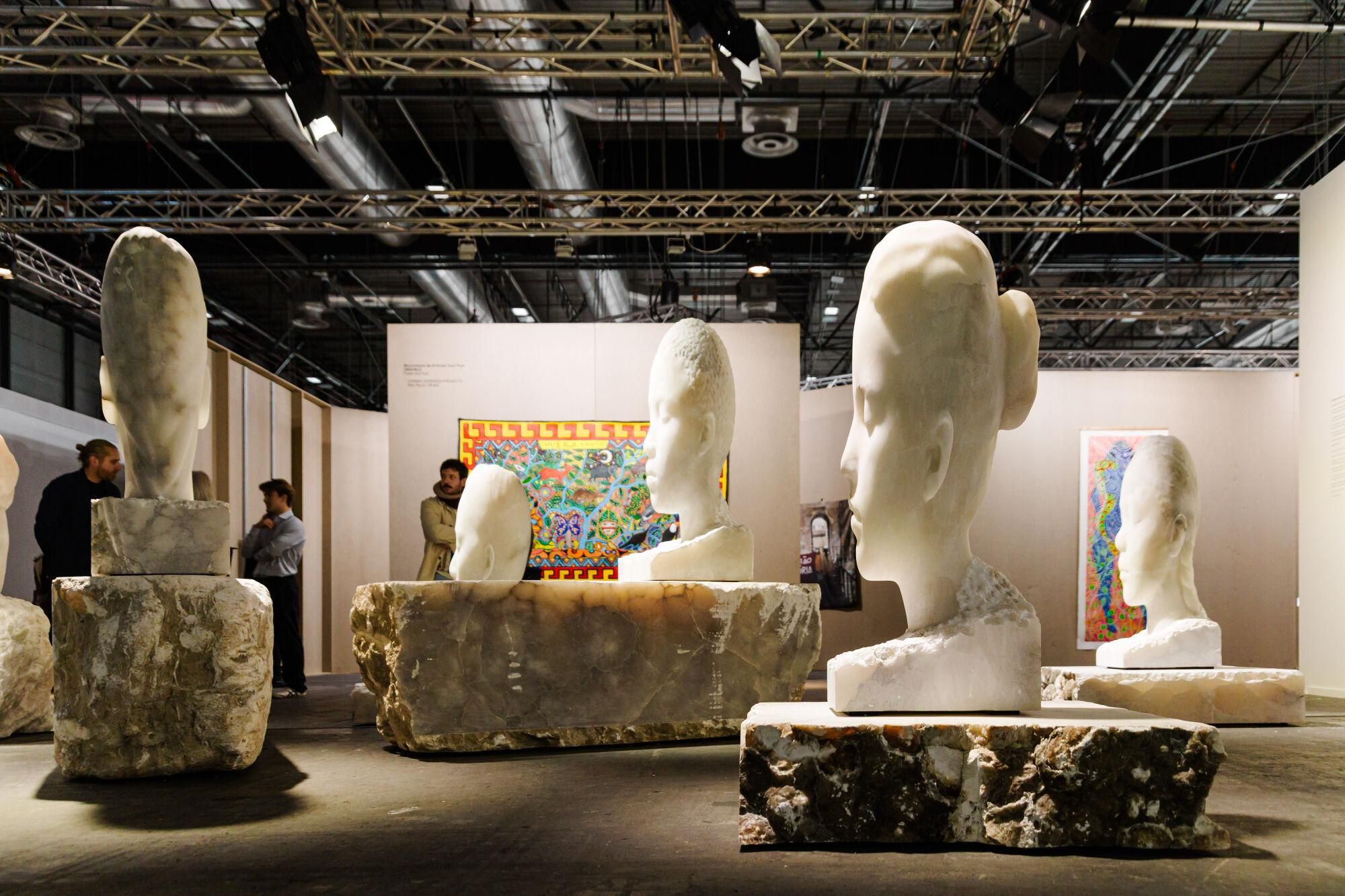Varias obras en la feria ARCO Madrid 2025, en IFEMA Madrid, a 5 de marzo de 2025, en Madrid (España). Este año se celebra la 44ª edición con el Amazonas como proyecto central. El programa comisariado por Denilson Baniwa y María Wills, en colaboración con el Institute for Postnatural Studies, Wametisé: ideas para un amazofuturismo, reflexiona sobre nuevos modos de creación que representan existencias híbridas entre cuerpos humanos, vegetales, físicos y metafísicos. 05 MARZO 2025;ARCO;ARTE;CULTURA Carlos Luján / Europa Press 05/03/2025. Carlos Luján;