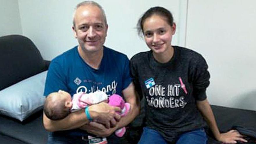 Patricia Aguilar, junto a su padre y su bebé.