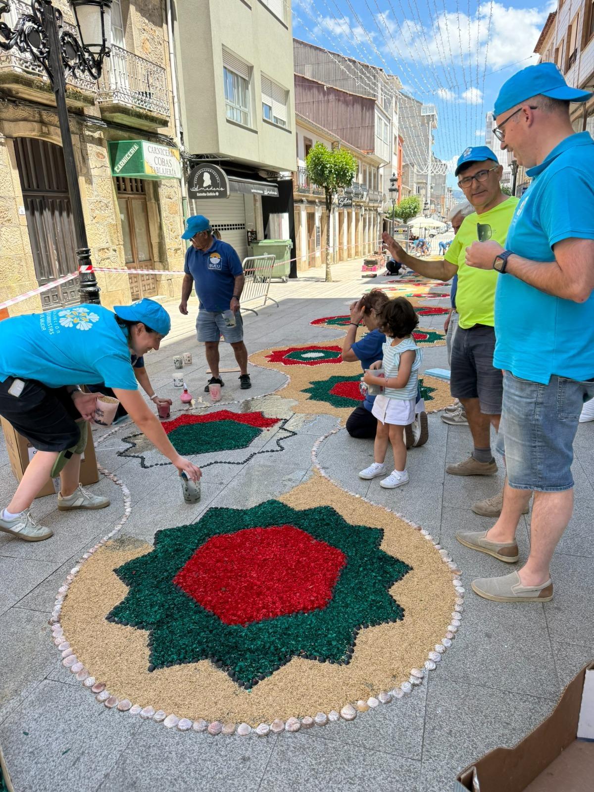 Los alfombristas de Cunchas e Flores, de Bueu, el Corpus San Paio 2026 en A Estrada