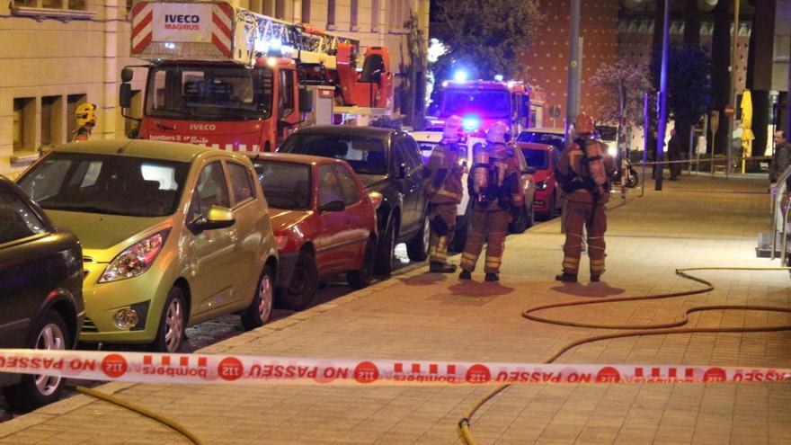 Els Bombers accedint a l&#039;edifici per la pujada del Castell.