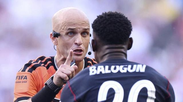 Folarin Balogun, davanter dels EUA, demana explicacions a l’àrbitre Adham Makhadmeh. | CARL RECINE / AFP