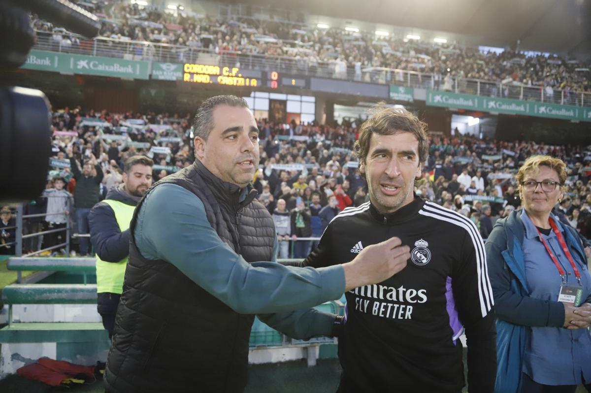 Crespo y Raúl se saludan en el Córdoba CF-Real Madrid Castilla en El Arcángel.