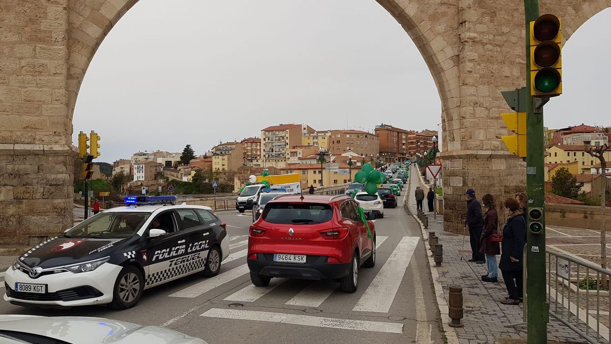 300 Coches Recorren Teruel En Una Manifestacion Renovables Si Pero Asi No El Periodico De Aragon