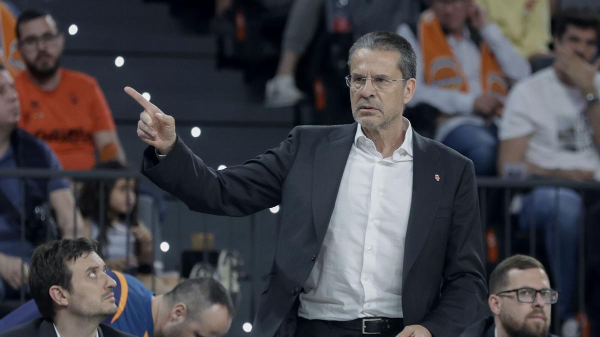 Valencia, 10/05/2026. El técnico de Valencia Basket, Pedro Martínez, durante el encuentro correspondiente a la fase regular de la Liga Endesa que disputan este domingo Valencia Basket y Kosner Baskonia en el pabellón Roig Arena de Valencia. EFE/Miguel Ángel Polo