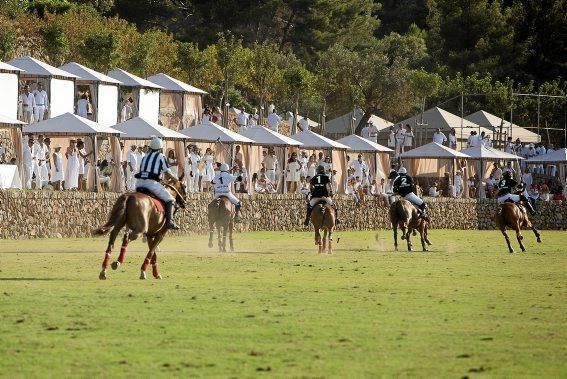 Bei dem traditionellen Polo-Turnier des Immobilienunternehmers versammelten sich am Samstag (29.7.) an die 700 Gäste, in der Mehrzahl Franchise-Nehmer und Mitarbeiter von Engel & Völkers weltweit.