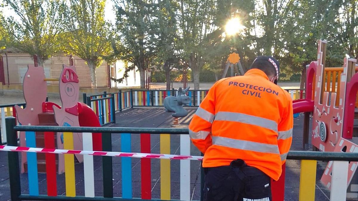 Un miembro de Protección Civil Toro precinta el parque infantil del Canto. | Cedida