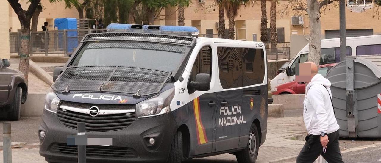 Un furgón de la Policía Nacional en Alicante, en una imagen de archivo.