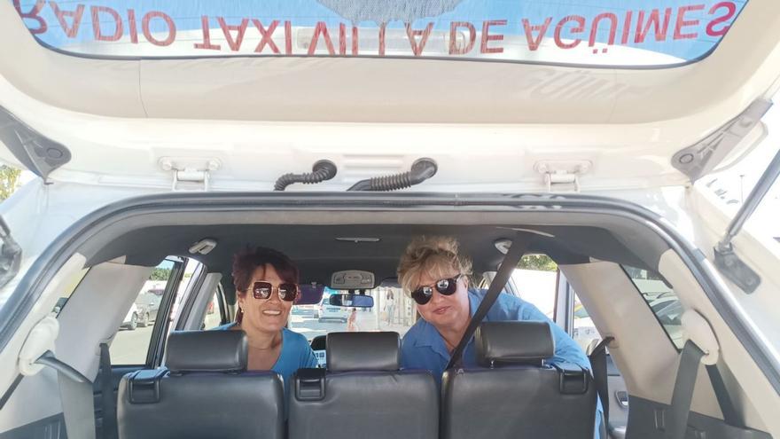 Juani Calderín , izquierda, más veterana como taxista, y Mary González, pionera en la noche. | | P. PALLARÉS